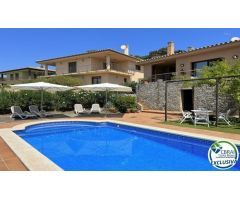 VILLA CON PISCINA Y MUCHO POTENCIAL