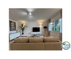 EMPURIABRAVA Apartamento de 2 habitaciones totalmente reformado en pleno centro .