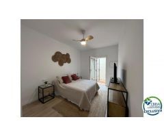 EMPURIABRAVA Apartamento de 2 habitaciones totalmente reformado en pleno centro .