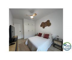 EMPURIABRAVA Apartamento de 2 habitaciones totalmente reformado en pleno centro .