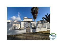Casa con piscina y amarre 12.25 x 3 cerca del mar en venta en Empuriabrava orientación sur