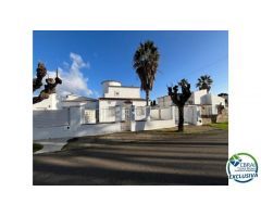 Casa con piscina y amarre 12.25 x 3 cerca del mar en venta en Empuriabrava orientación sur