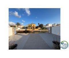Casa con piscina y amarre 12.25 x 3 cerca del mar en venta en Empuriabrava orientación sur