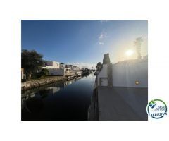 Casa con piscina y amarre 12.25 x 3 cerca del mar en venta en Empuriabrava orientación sur