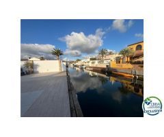 Casa con piscina y amarre 12.25 x 3 cerca del mar en venta en Empuriabrava orientación sur