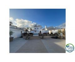 Casa con piscina y amarre 12.25 x 3 cerca del mar en venta en Empuriabrava orientación sur