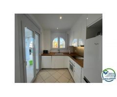 Casa con piscina y amarre 12.25 x 3 cerca del mar en venta en Empuriabrava orientación sur