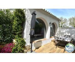EMPURIABRAVA: Magnífica casa de dos dormitorios llena de encanto se vende