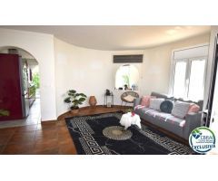 EMPURIABRAVA: Magnífica casa de dos dormitorios llena de encanto se vende