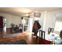 EMPURIABRAVA: Magnífica casa de dos dormitorios llena de encanto se vende