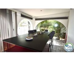 EMPURIABRAVA: Magnífica casa de dos dormitorios llena de encanto se vende