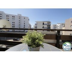 Se vende apartamento a 500 metros del mar , parking privado.