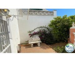 Casa de 3 dormitorios, 3 baños y terrazas en zona tranquila cerca de la playa.