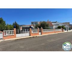 Casa de 3 dormitorios, 3 baños y terrazas en zona tranquila cerca de la playa.