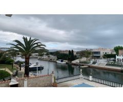 Casa de pescadores con amarre y garaje cerrado en Empuriabrava
