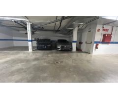 Plaza de garaje para dos coches!