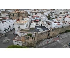 CASA EN EL CENTRO HISTÓRICO DE TARIFA SOBRE LA MURALLA MEDIEVAL.