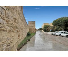 CASA EN EL CENTRO HISTÓRICO DE TARIFA SOBRE LA MURALLA MEDIEVAL.