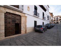 Casa de grandes dimensiones ubicada en la calle Duende, cerca de la Plaza del Conde Luque.