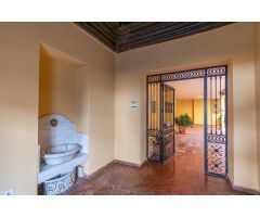 Casa de grandes dimensiones ubicada en la calle Duende, cerca de la Plaza del Conde Luque.