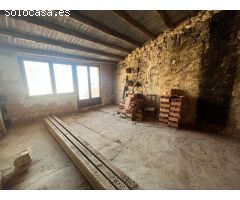 Nave con casa al lado del río