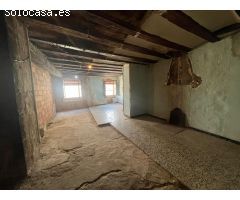Nave con casa al lado del río