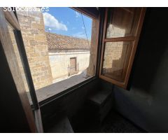 Nave con casa al lado del río