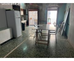 Nave con casa al lado del río