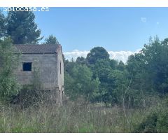 Nave con casa al lado del río