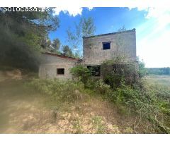 Nave con casa al lado del río