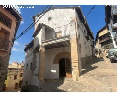 Casa señorial con varios apartamentos y local comercial en Peñarroya de Tastavins