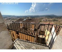Casa señorial con varios apartamentos y local comercial en Peñarroya de Tastavins