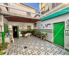 AMPLIA CASA CON GARAJE EN CASCO HISTÓRICO