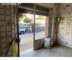 LOCAL COMERCIAL JUNTO A AV. CARLOS III. Incluye uso exclusivo de plaza de garaje