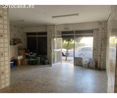 LOCAL COMERCIAL JUNTO A AV. CARLOS III. Incluye uso exclusivo de plaza de garaje