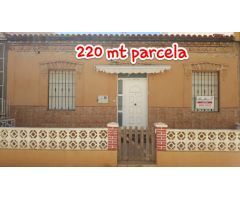 Casa pareada de 220 mt de parcela, 3 habitaciones, 2 baños uno de ellos dentro de la habitación, 40 