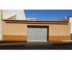Casa pareada de 220 mt de parcela, 3 habitaciones, 2 baños uno de ellos dentro de la habitación, 40 