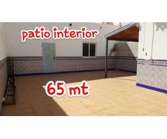 Casa pareada de 220 mt de parcela, 3 habitaciones, 2 baños uno de ellos dentro de la habitación, 40 
