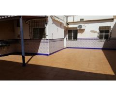 Casa pareada de 220 mt de parcela, 3 habitaciones, 2 baños uno de ellos dentro de la habitación, 40 