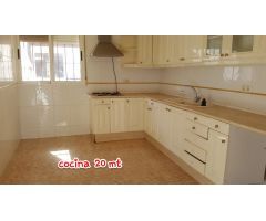Casa pareada de 220 mt de parcela, 3 habitaciones, 2 baños uno de ellos dentro de la habitación, 40 