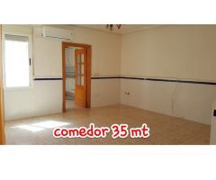 Casa pareada de 220 mt de parcela, 3 habitaciones, 2 baños uno de ellos dentro de la habitación, 40 