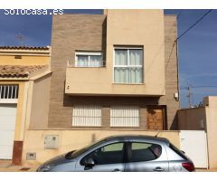 Duplex a 40 mt del Mar Menor con 3 habitaciones, 2 baños, galería, terraza con vistas al mar, cocina