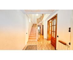 Exclusiva Casa Adosada Esquinera en Cunit: Lujo, Sostenibilidad y Cercanía al Mar