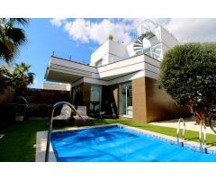 Villa de 3 dormitorios, 2 baños, piscina privada y parking en parcela en Ciudad Quesada (Lo Marabu)