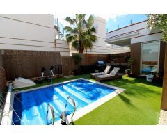 Villa de 3 dormitorios, 2 baños, piscina privada y parking en parcela en Ciudad Quesada (Lo Marabu)