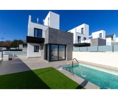 Villa de lujo con   3 dormitorios con piscina y garaje, zona Los Balcones