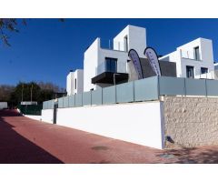 Villa de lujo con   3 dormitorios con piscina y garaje, zona Los Balcones