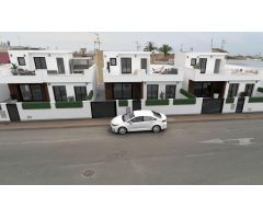 Villas con 3 dormitorios, 3 baños, piscina privada con solarium en zona de San Pedro del Piñatar