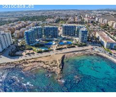 Apartamento con 2 dormitorios, 2 baños, psicina comunitaria en zona de Punta Prima