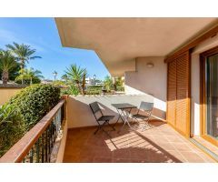 Apartamento con 2 dormitorios, 2 baños, psicina comunitaria en zona de Punta Prima